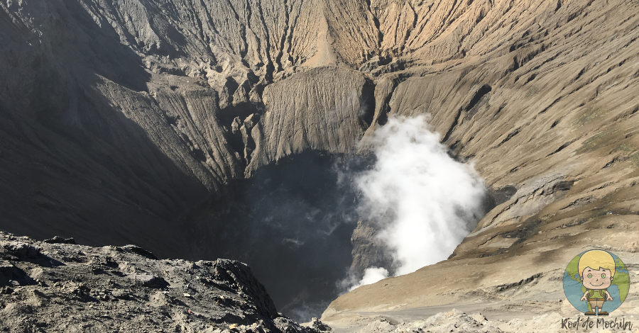 Imensa cratera do Monte Bromo, no Parque Nacional Bromo Tengger Semeru, Ilha de Java, Indonésia.