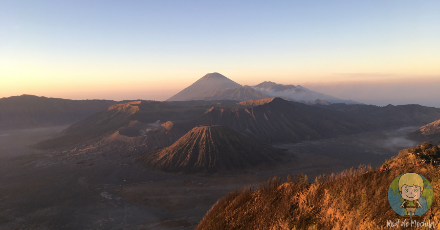 Monte Bromo e os outros vulcões a partir do Monte Penanjakan, ilha de Java, Indonésia.