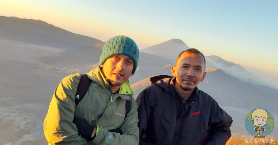 Ronny e eu no topo do Monte Penanjakan.