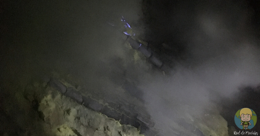 O Fogo azul surge de gases que vazam dos dutos de cerâmica no fundo da cratera do Vulcão Ijen.