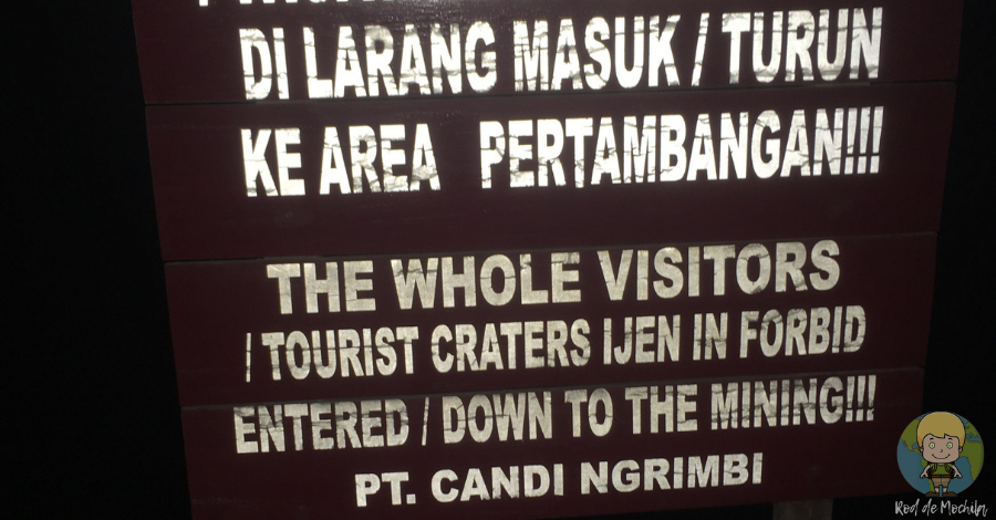 Placa que diz não ser permitido descer ao fundo da cratera. Vulcão Ijen, Ilha de Java Indonésia.