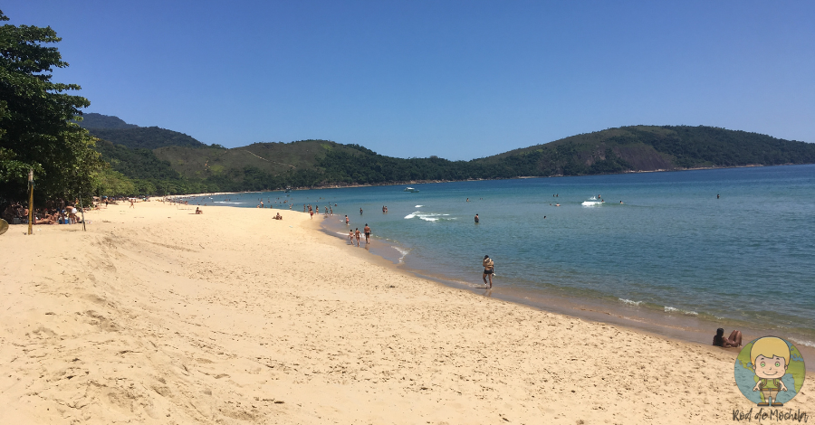 Ao longo da orla, há diversas opções de onde ficar na Praia do Sono.