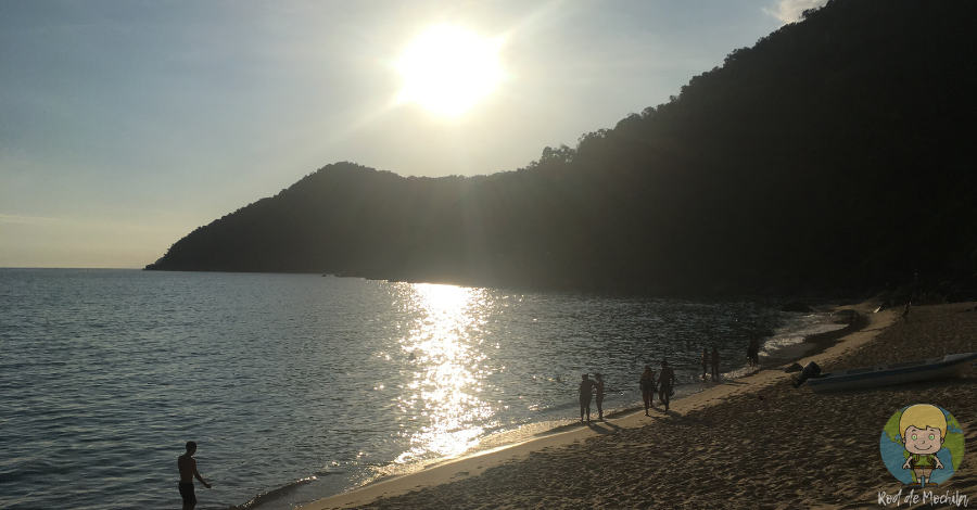 Sol se pondo na Praia do Sono em uma bela tarde azul de um dia qualquer em pleno verão de dezembro.